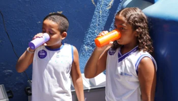 Zurich e Instituto BRK levam água tratada e educação ambiental a escolas em comunidades vulneráveis