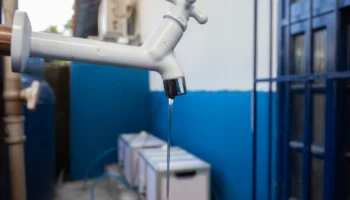 Zurich e Instituto BRK levam água tratada e educação ambiental a escolas em comunidades vulneráveis